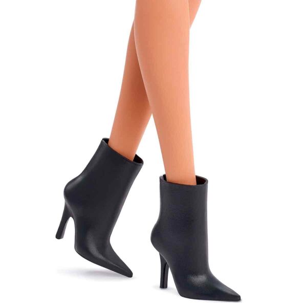 BARBIE BASICS İKONİK KOLEKSİYON BEBEKLER-KUMRAL KISA SAÇLI