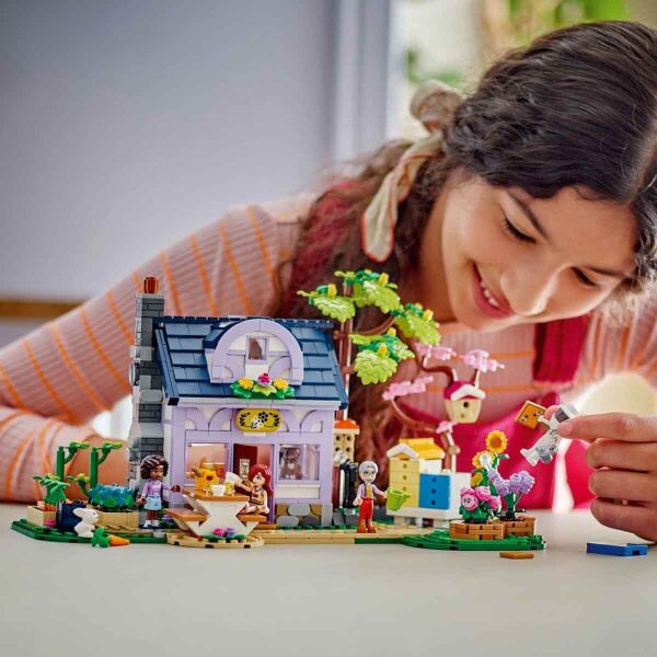 LEGO FRIENDS ARICILARIN EVİ ÇİÇEK BAHÇESİ