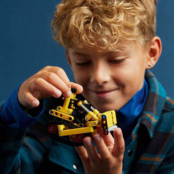 LEGO TECHNİC AĞIR İŞ BULDOZERİ