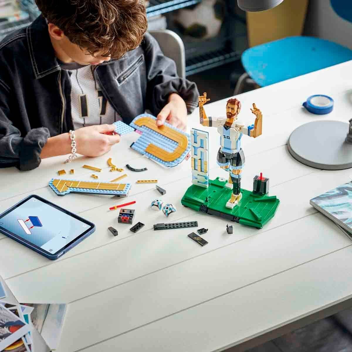 LEGO MESSİ HEYKELİ