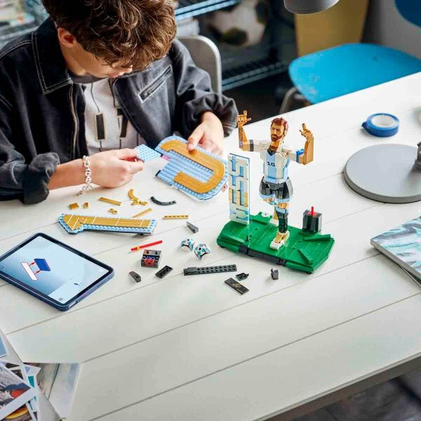 LEGO MESSİ HEYKELİ
