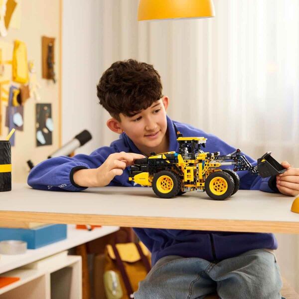 LEGO TECHNİC VOLVO L120 ELEKTRİKLİ YÜKLEYİCİ