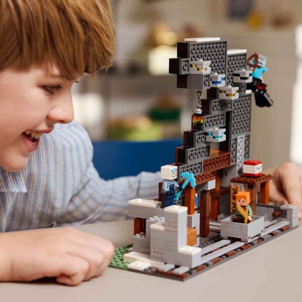 LEGO MİNECRAFT KAZMA MADENİ 530 PRÇ.