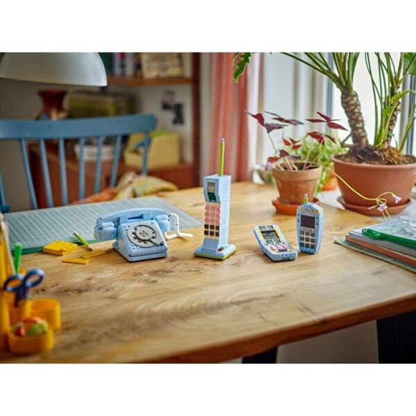 LEGO CREATOR 3 İN 1 RETRO TELEFON 383 PRÇ. +8 YAŞ