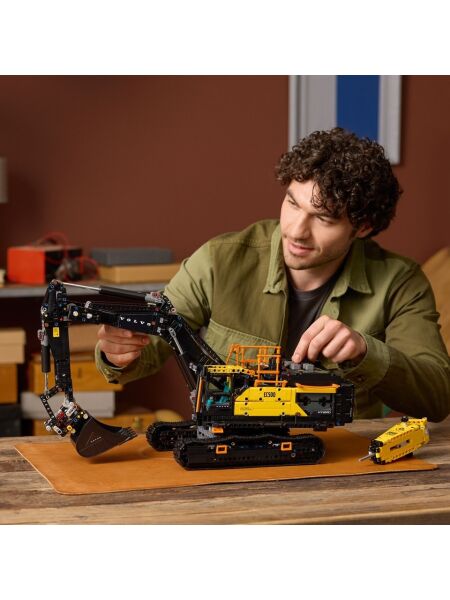 LEGO TECHNİC VOLVO EC500 HYBRİD EKSKAVATÖR 2359 PRÇ. +18 YAŞ