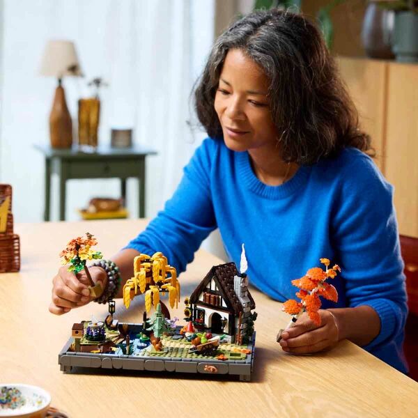 LEGO ICONS SONBAHAR BAĞ EVİ BAHÇESİ