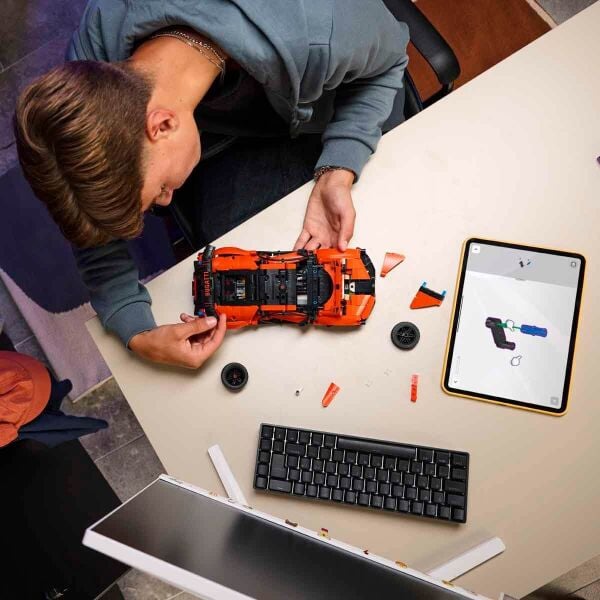 LEGO TECHNIC BUGATTİ CHİRON PUR SPORT 771 PRÇ.