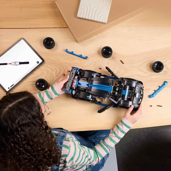 LEGO TECHNIC PORSCHE GT4 RACE CAR