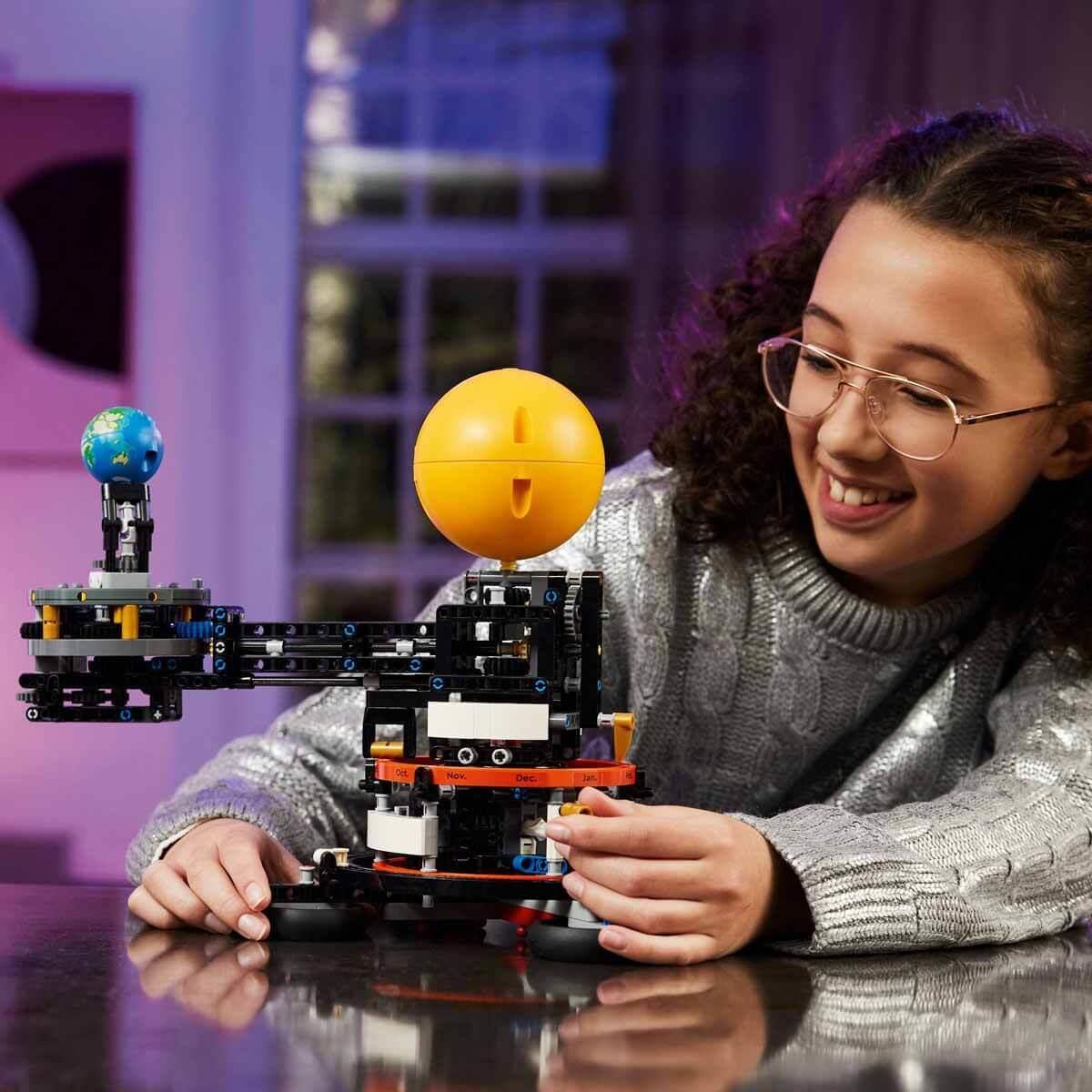 LEGO PLANET EARTH AND MOON İN ORBİT