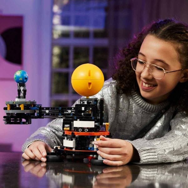 LEGO PLANET EARTH AND MOON İN ORBİT