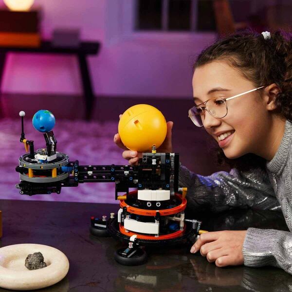 LEGO PLANET EARTH AND MOON İN ORBİT